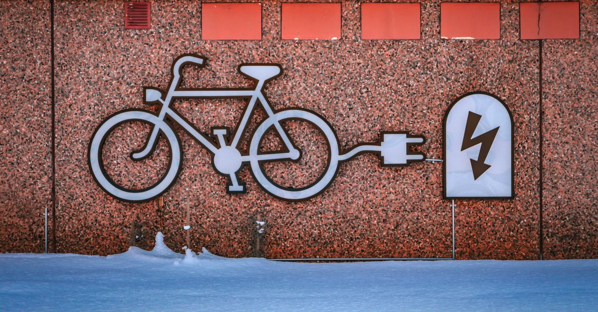 Electric bike commuting in the city